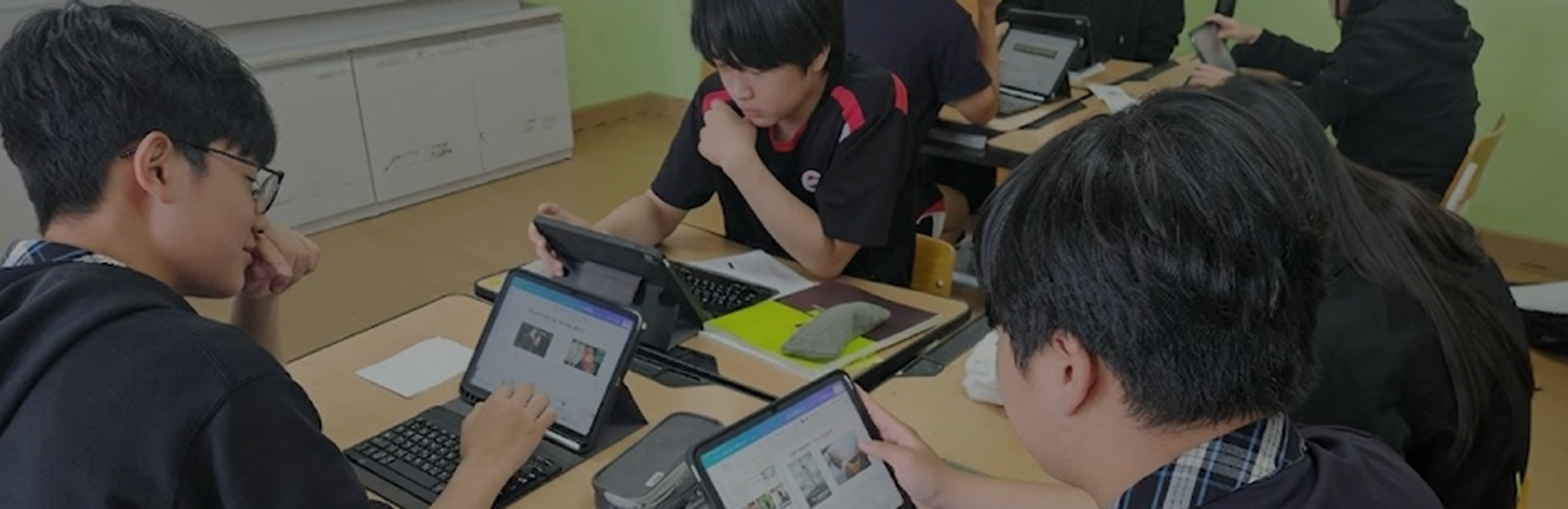 iPad를 활용해 모둠 활동을 하는 학생들